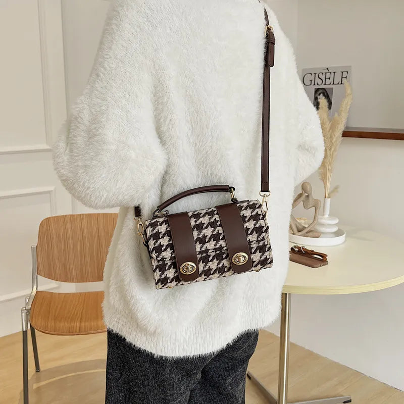Bolso de mano con estampado pata de gallo – Elegante y compacto