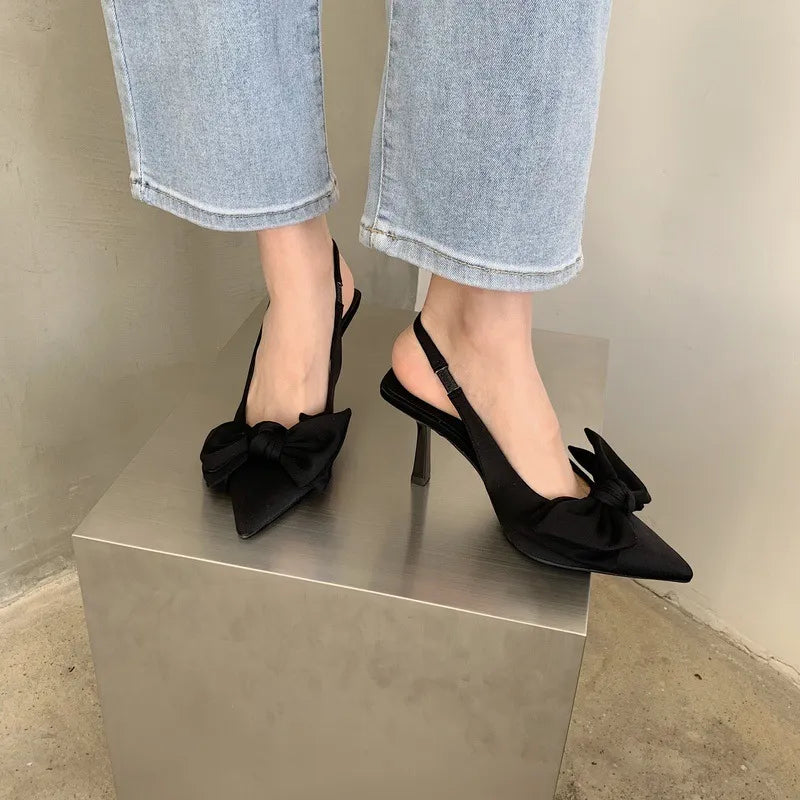 Zapatos de tacón tipo slingback – Detalle de moño y tacón aguja