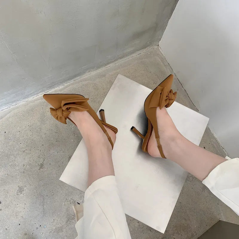 Zapatos de tacón tipo slingback – Detalle de moño y tacón aguja