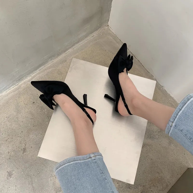 Zapatos de tacón tipo slingback – Detalle de moño y tacón aguja