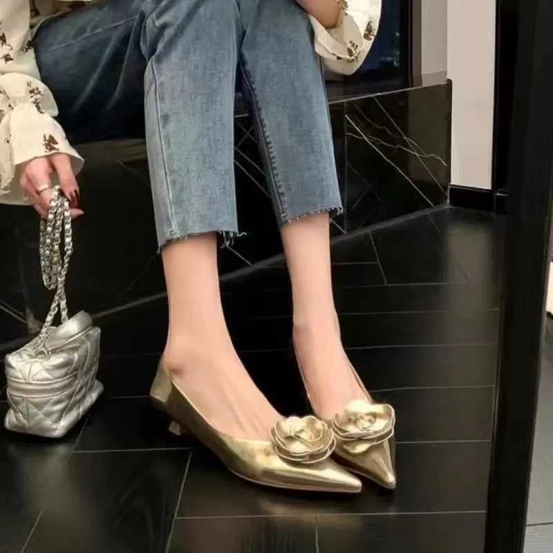 Zapato elegante con flor en relieve – Tacón bajo y comodidad diaria