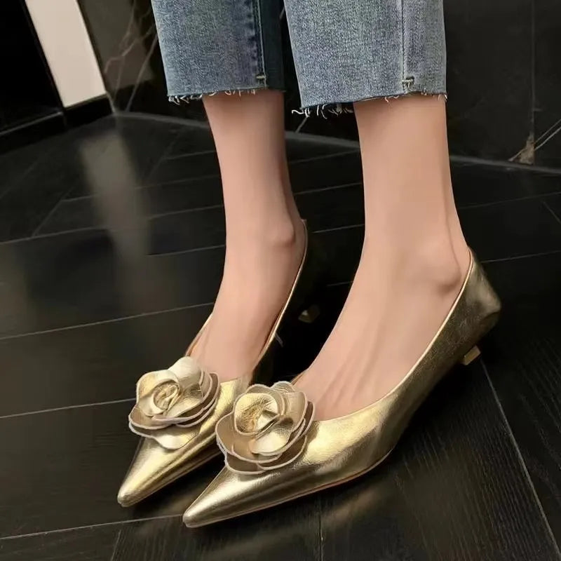 Zapato elegante con flor en relieve – Tacón bajo y comodidad diaria
