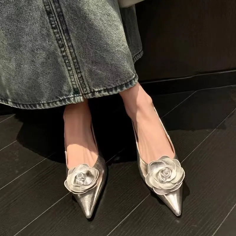 Zapato elegante con flor en relieve – Tacón bajo y comodidad diaria