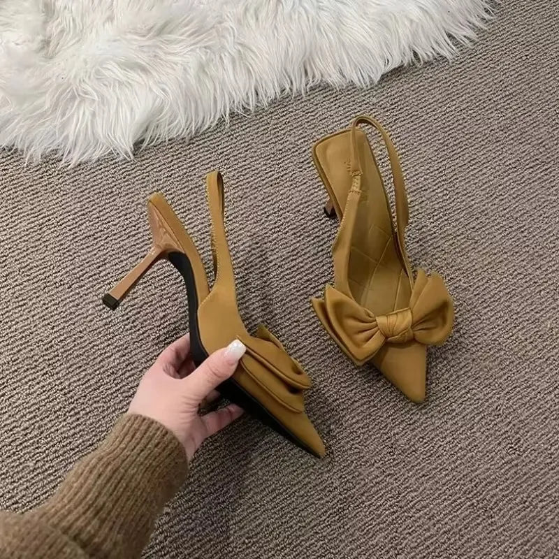 Zapatos de tacón tipo slingback – Detalle de moño y tacón aguja