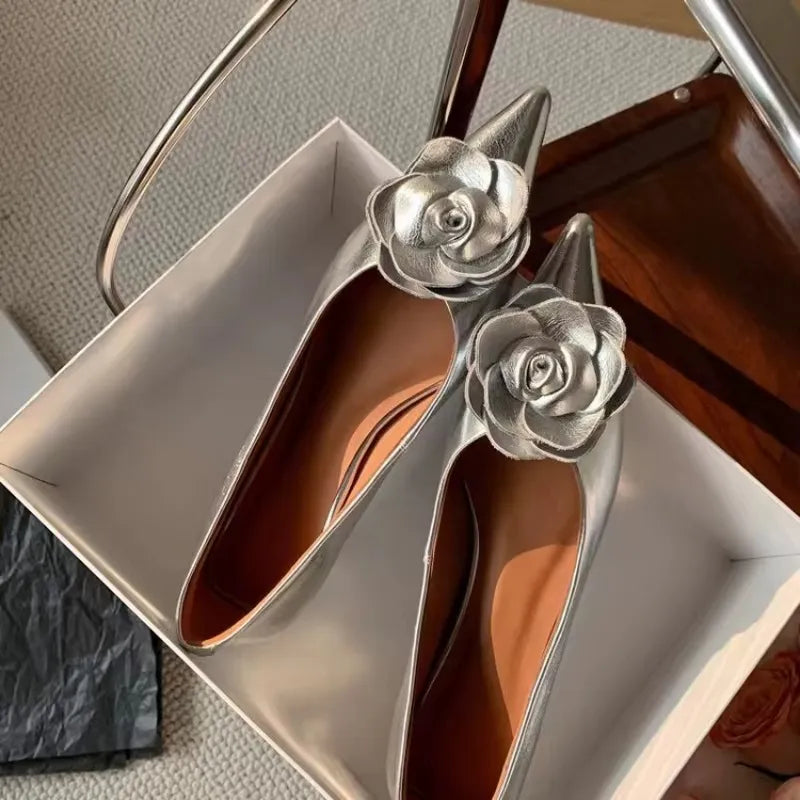 Zapato elegante con flor en relieve – Tacón bajo y comodidad diaria