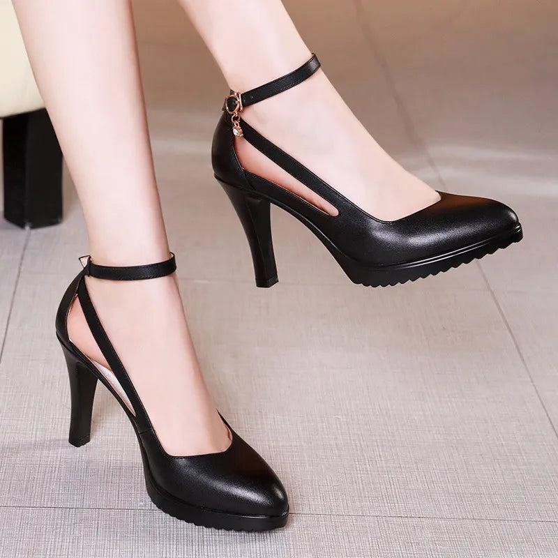 Zapatos de tacón negro – Punta afilada y correa en el tobillo