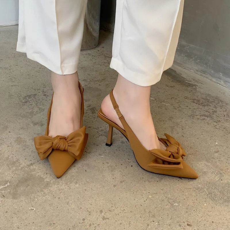 Zapatos de tacón tipo slingback – Detalle de moño y tacón aguja