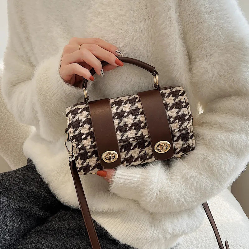 Bolso de mano con estampado pata de gallo – Elegante y compacto