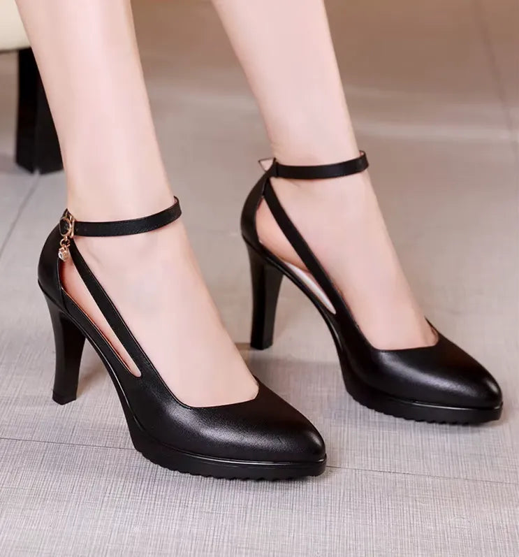 Zapatos de tacón negro – Punta afilada y correa en el tobillo